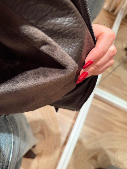 Casaco em napa castanho escuro cardado c/gola em pêlo removível