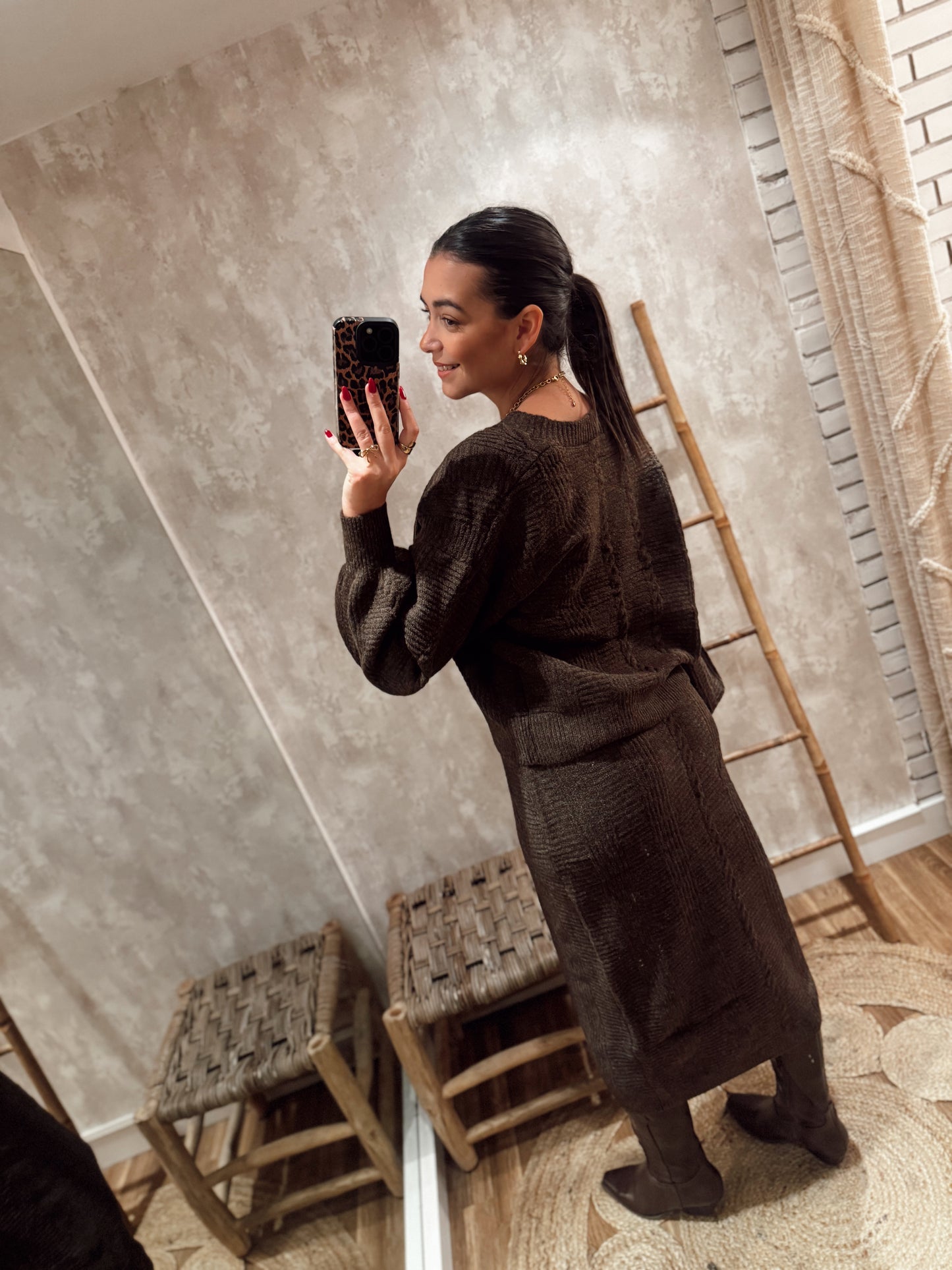 Conjunto de malha com cardigan e saia