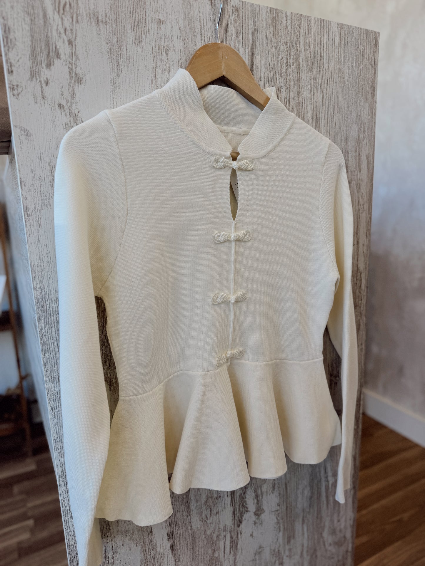 Malha Peplum com Fechos Estilo Mandarim