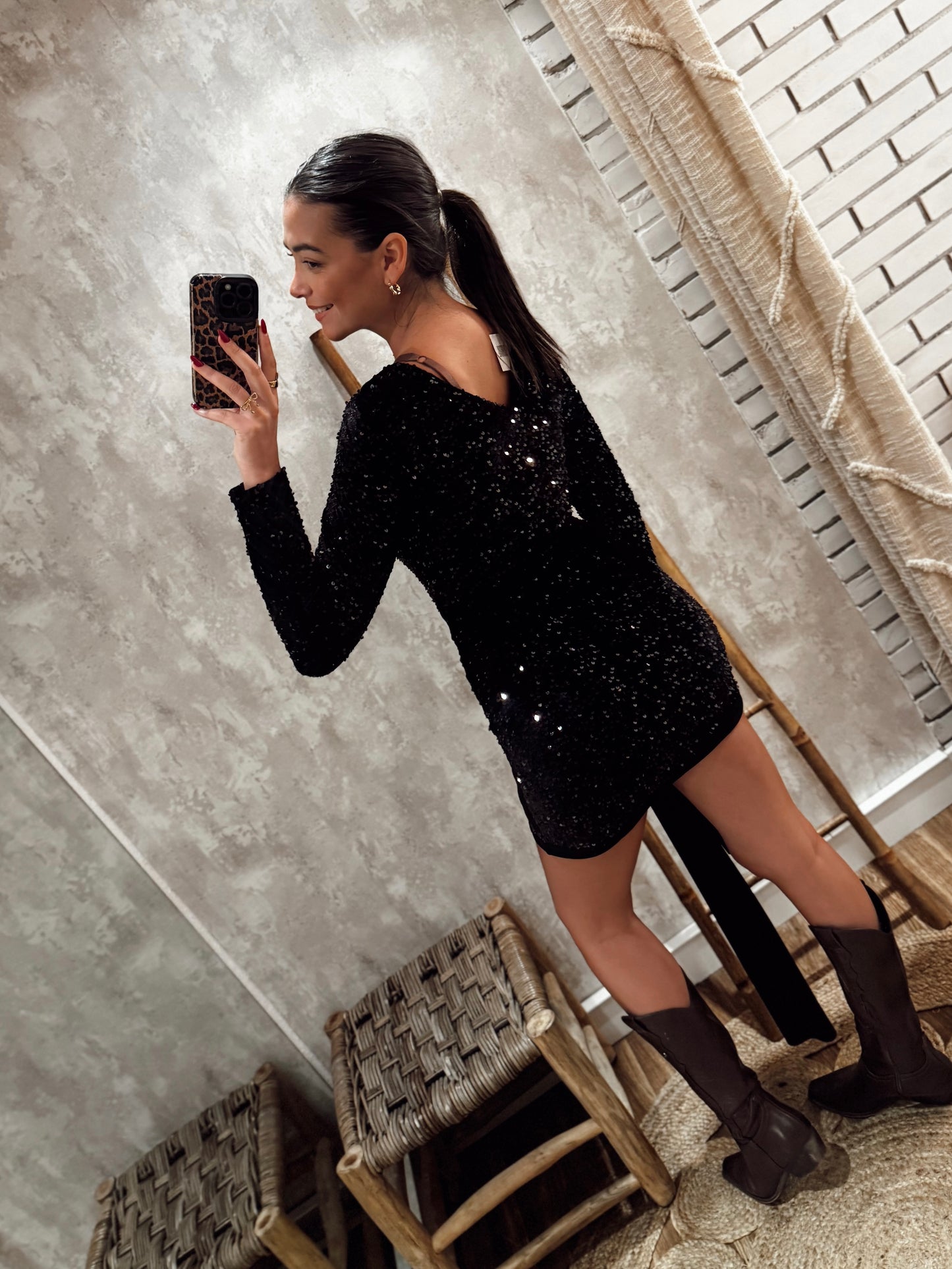 Vestido curto de lantejoulas com detalhe em licra