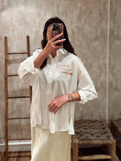 Camisa oversize con bordado de cuentas