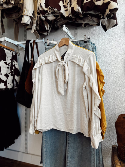Blusa con volantes a lo largo de las mangas.