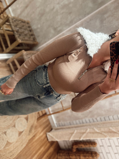 Camisola de malha canelada com gola em pelo removível