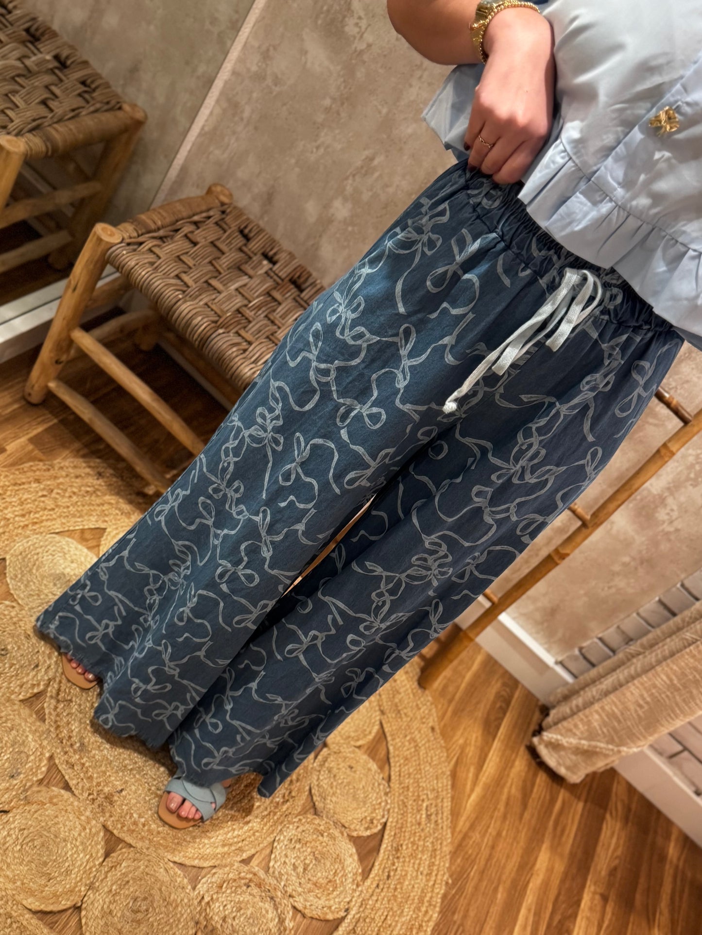 Pantalones de pierna ancha con estampado de lazo
