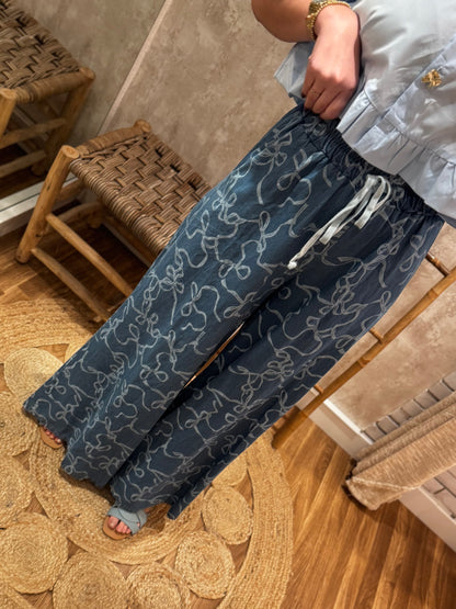 Pantalones de pierna ancha con estampado de lazo