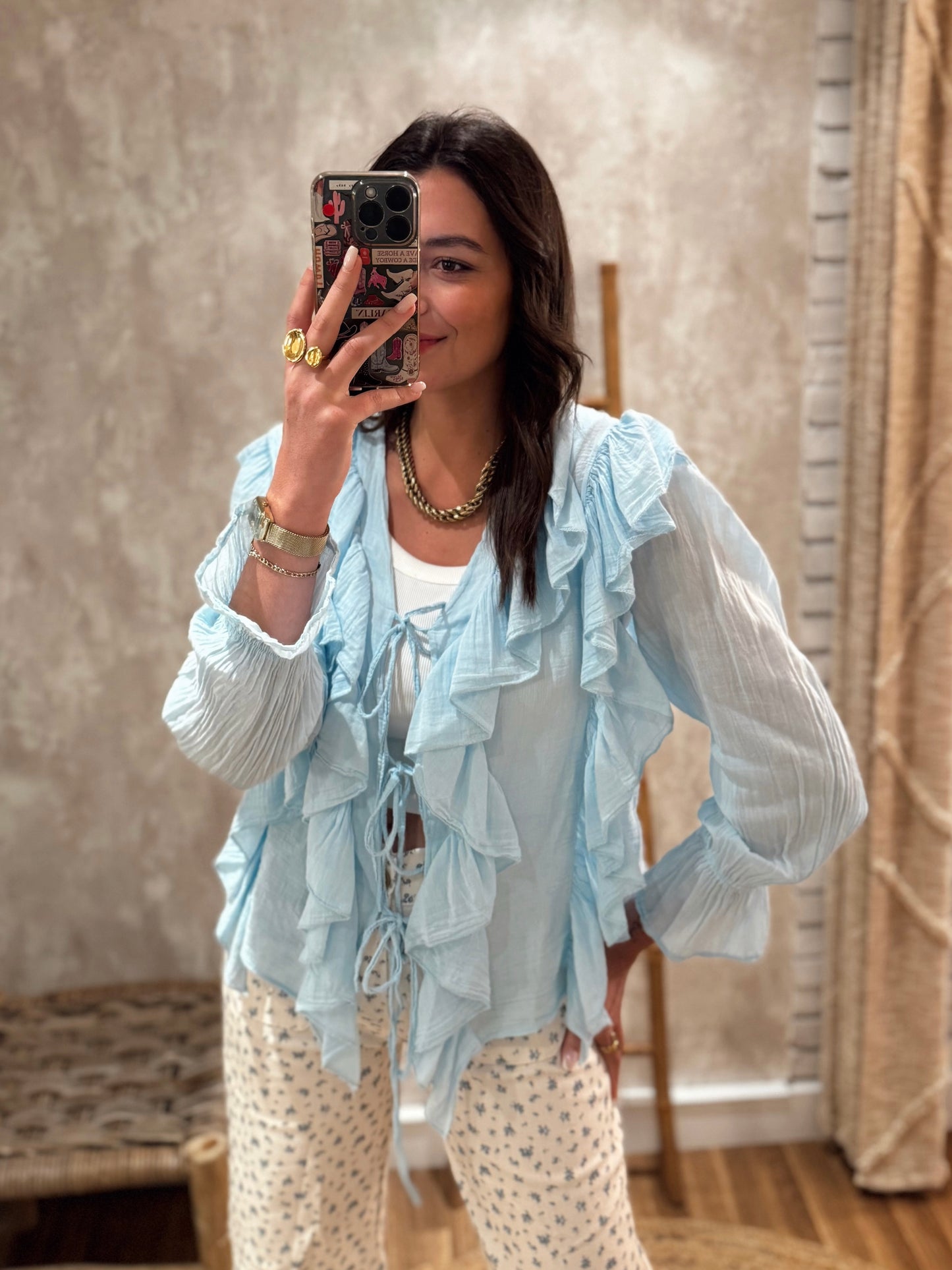 Blusa c/folhos e atilhos