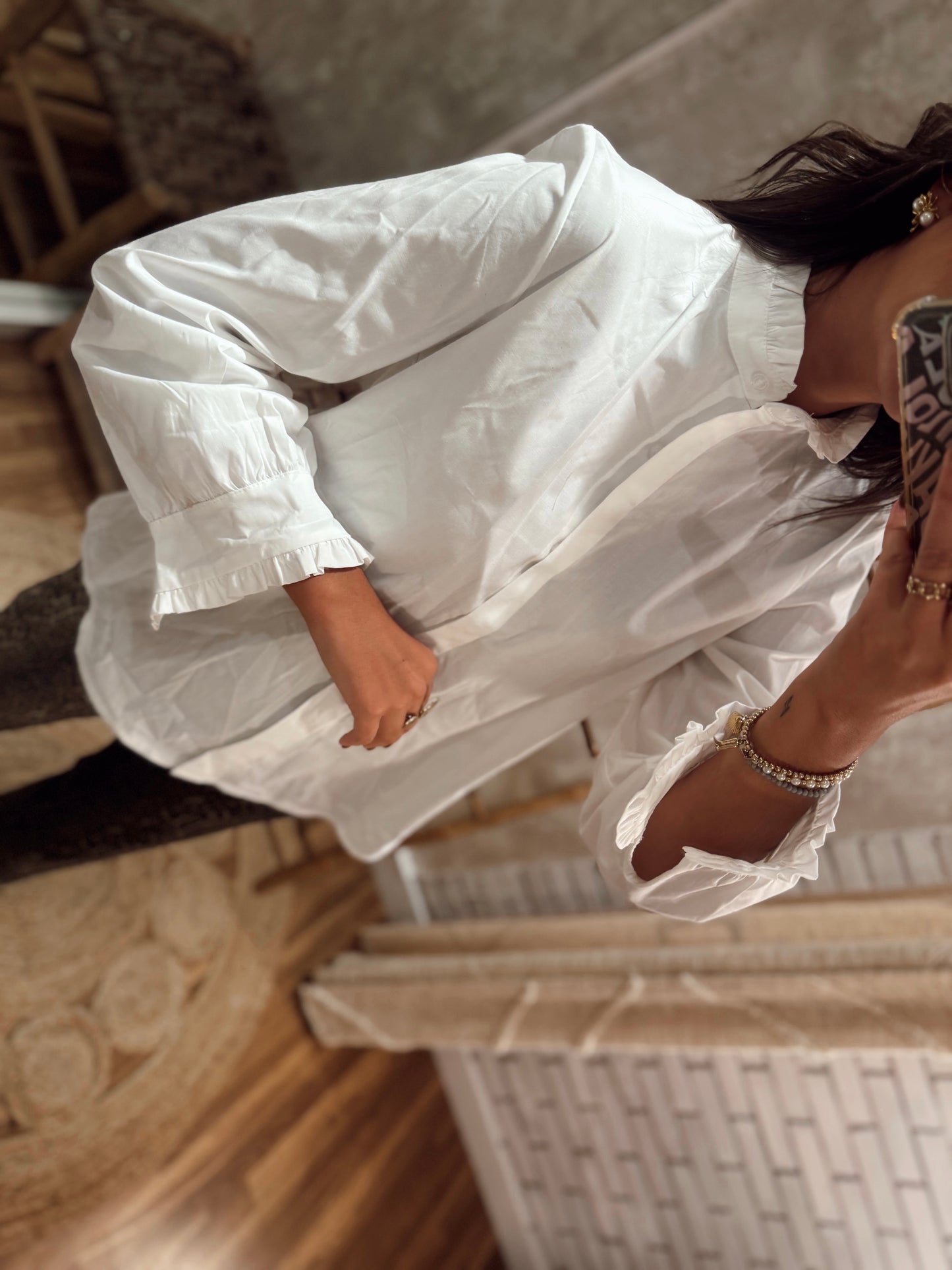 Camisa c/detalhe de folho na gola e punhos