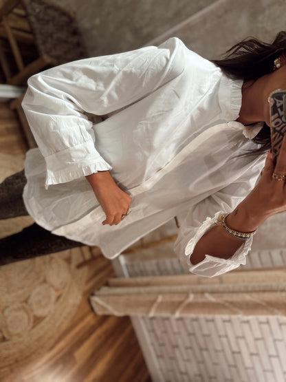 Camisa c/detalhe de folho na gola e punhos