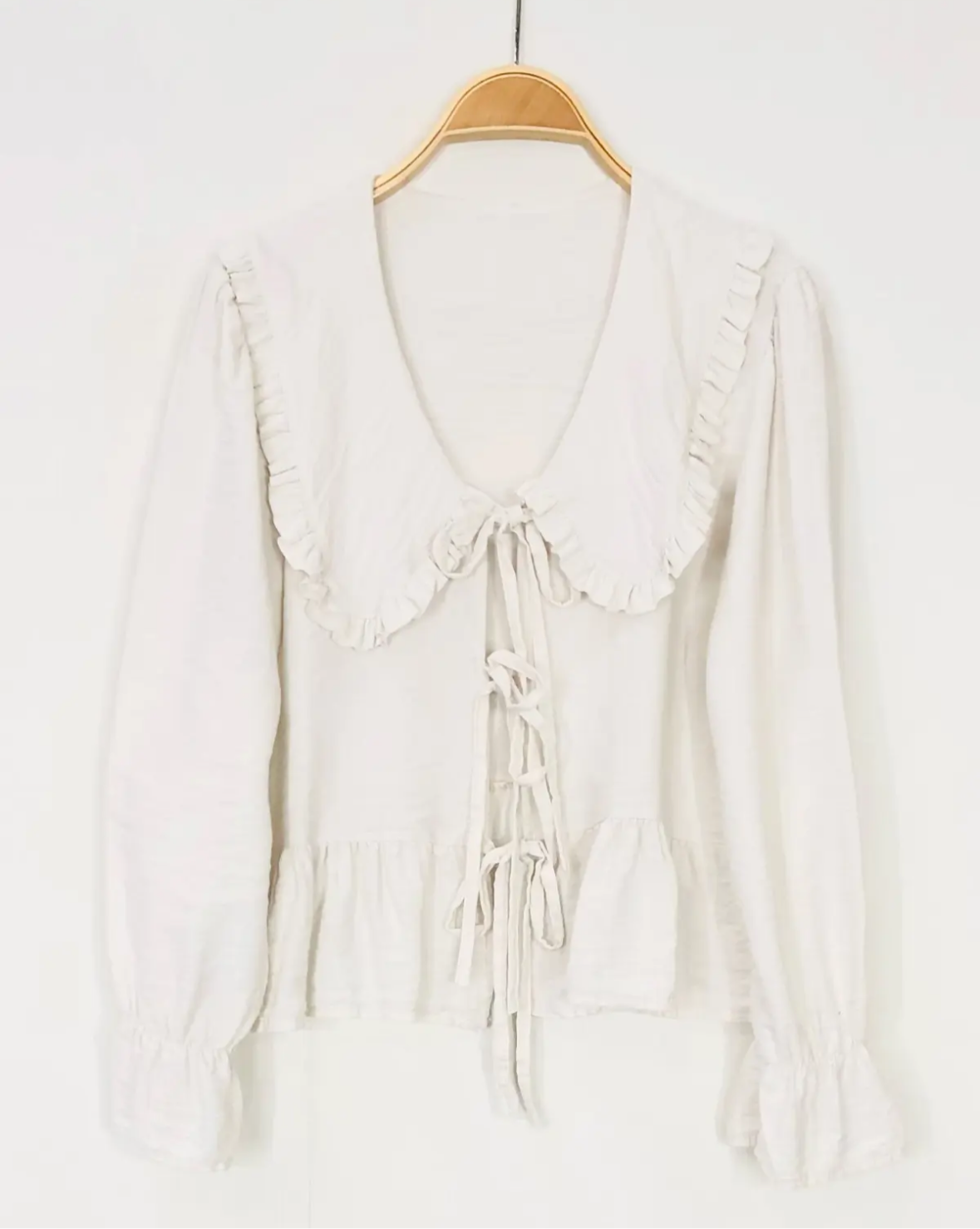Blusa com gola babete e atilhos