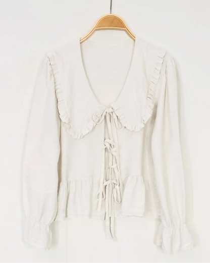 Blusa com gola babete e atilhos