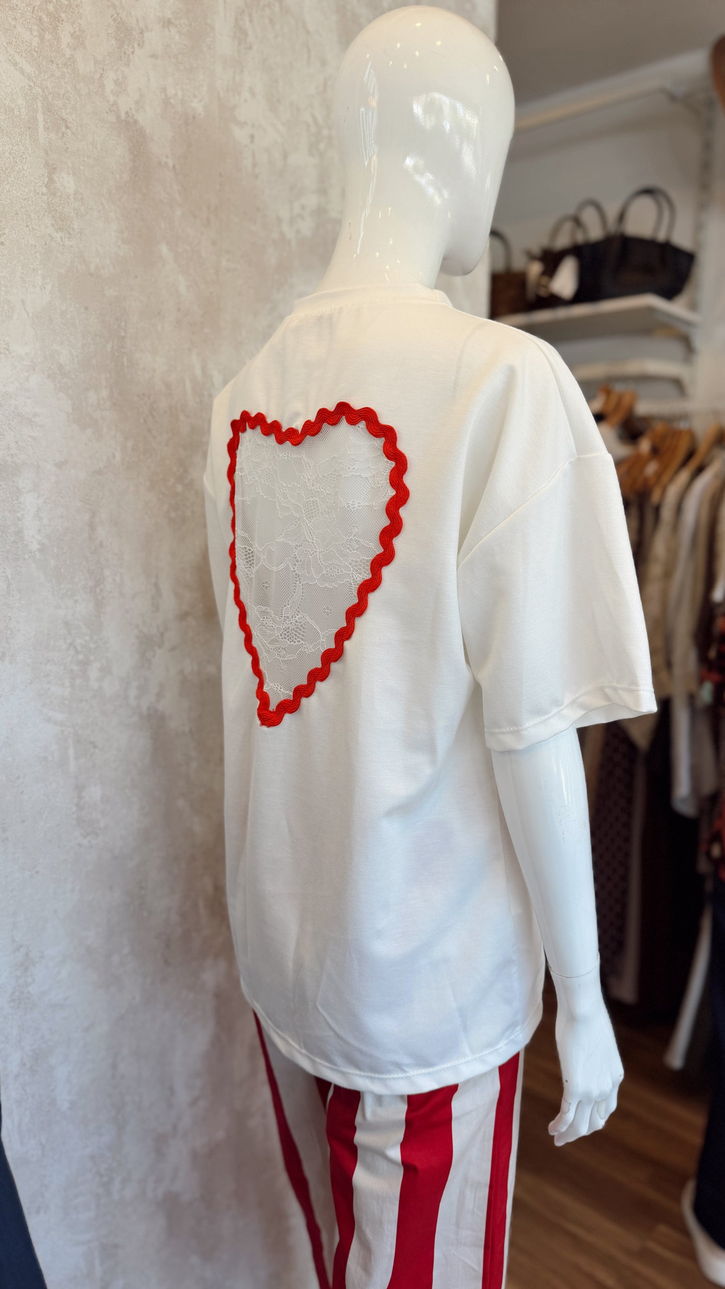 T-shirt c/coração nas costas