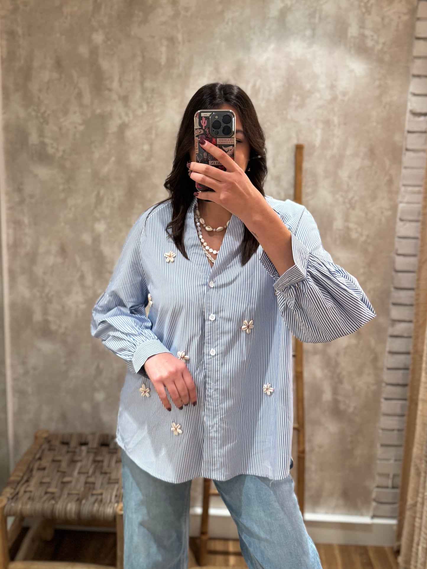Camisa con estampado de rayas y conchas cauri