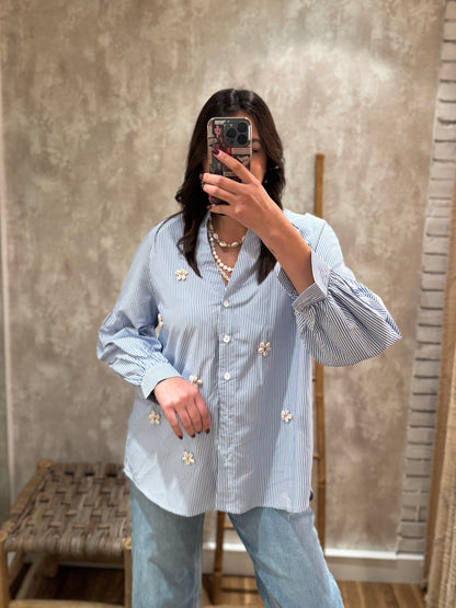 Camisa con estampado de rayas y conchas cauri