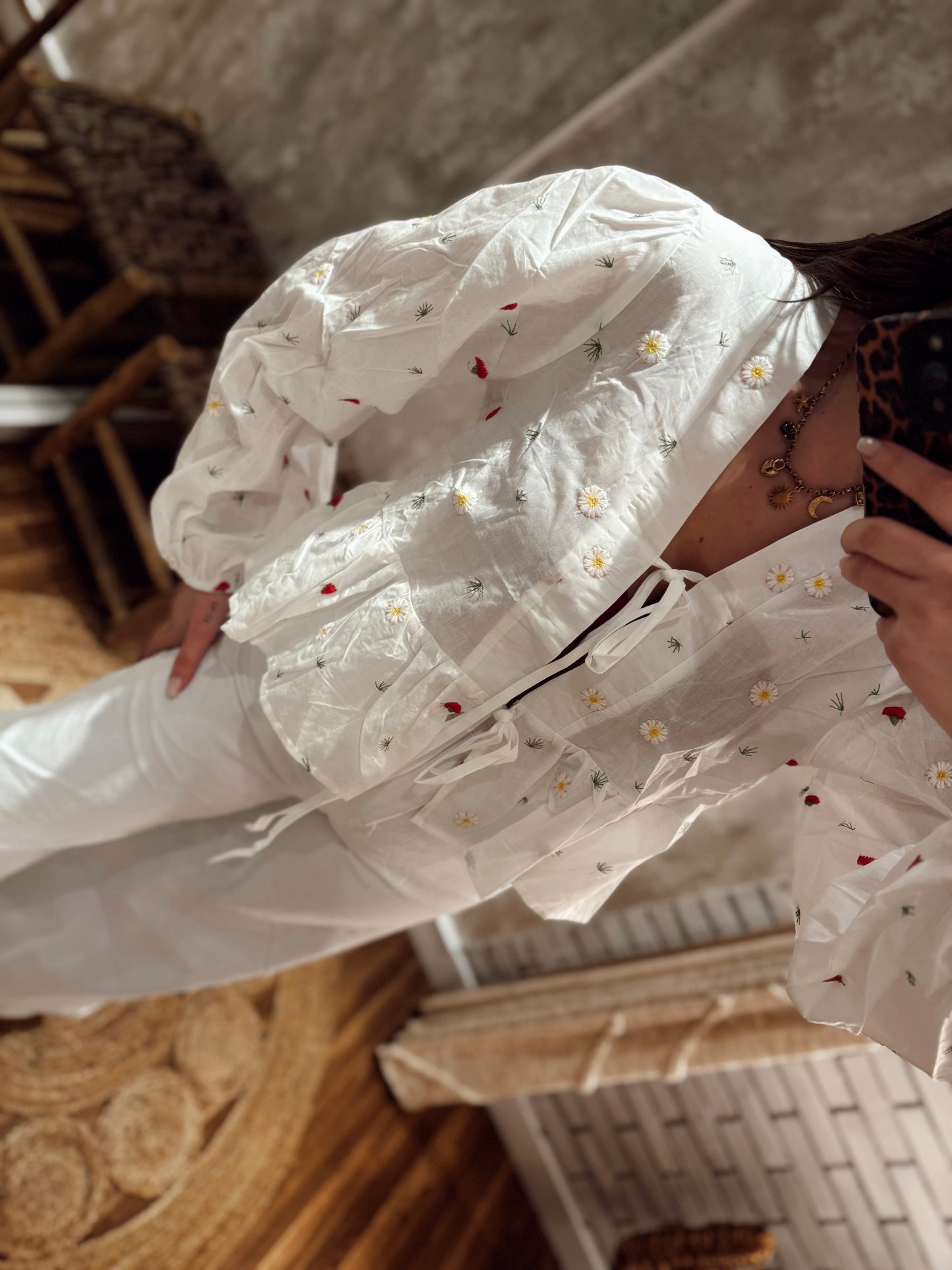 Blusa con flores bordadas