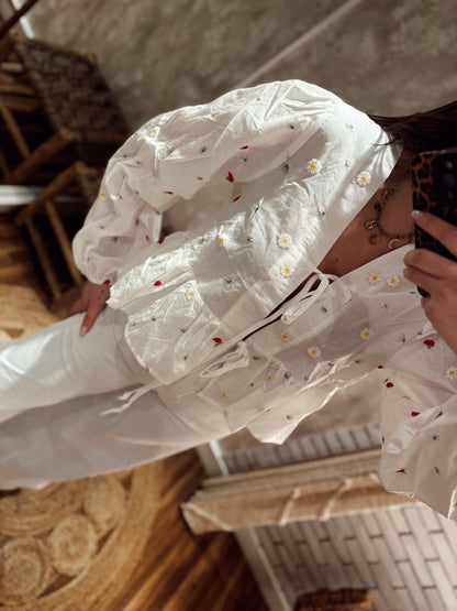 Blusa con flores bordadas