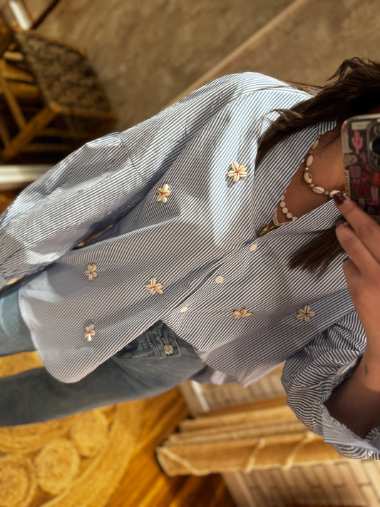 Camisa con estampado de rayas y conchas cauri