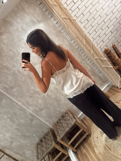 Top acetinado c/renda é assimétrico