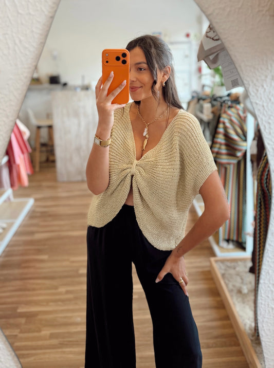Top em Malha Croché com Brilho Dourado