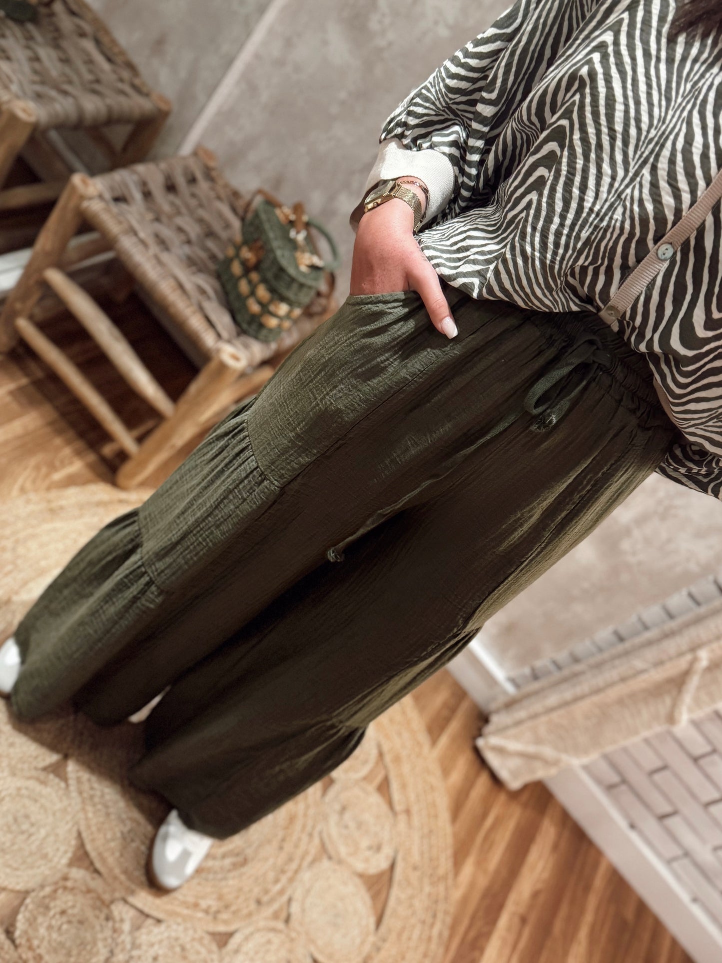 Pantalones anchos de tejido ligero y fluido