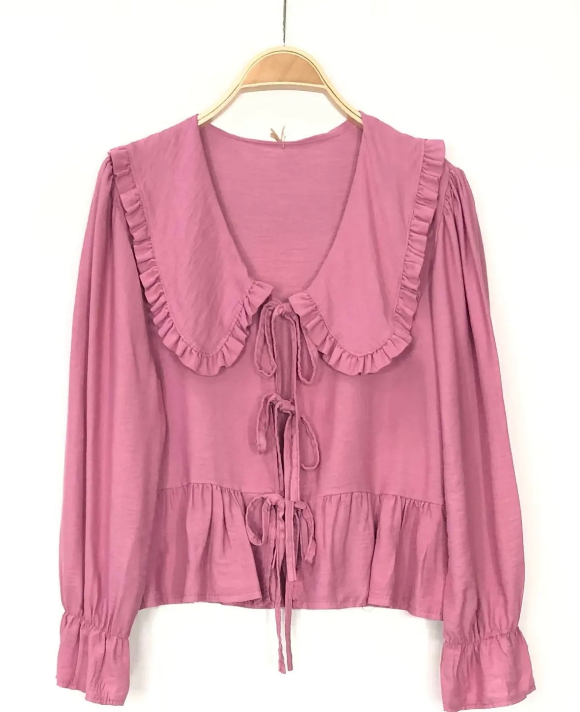 Blusa com gola babete e atilhos