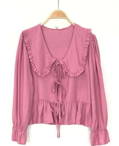Blusa com gola babete e atilhos