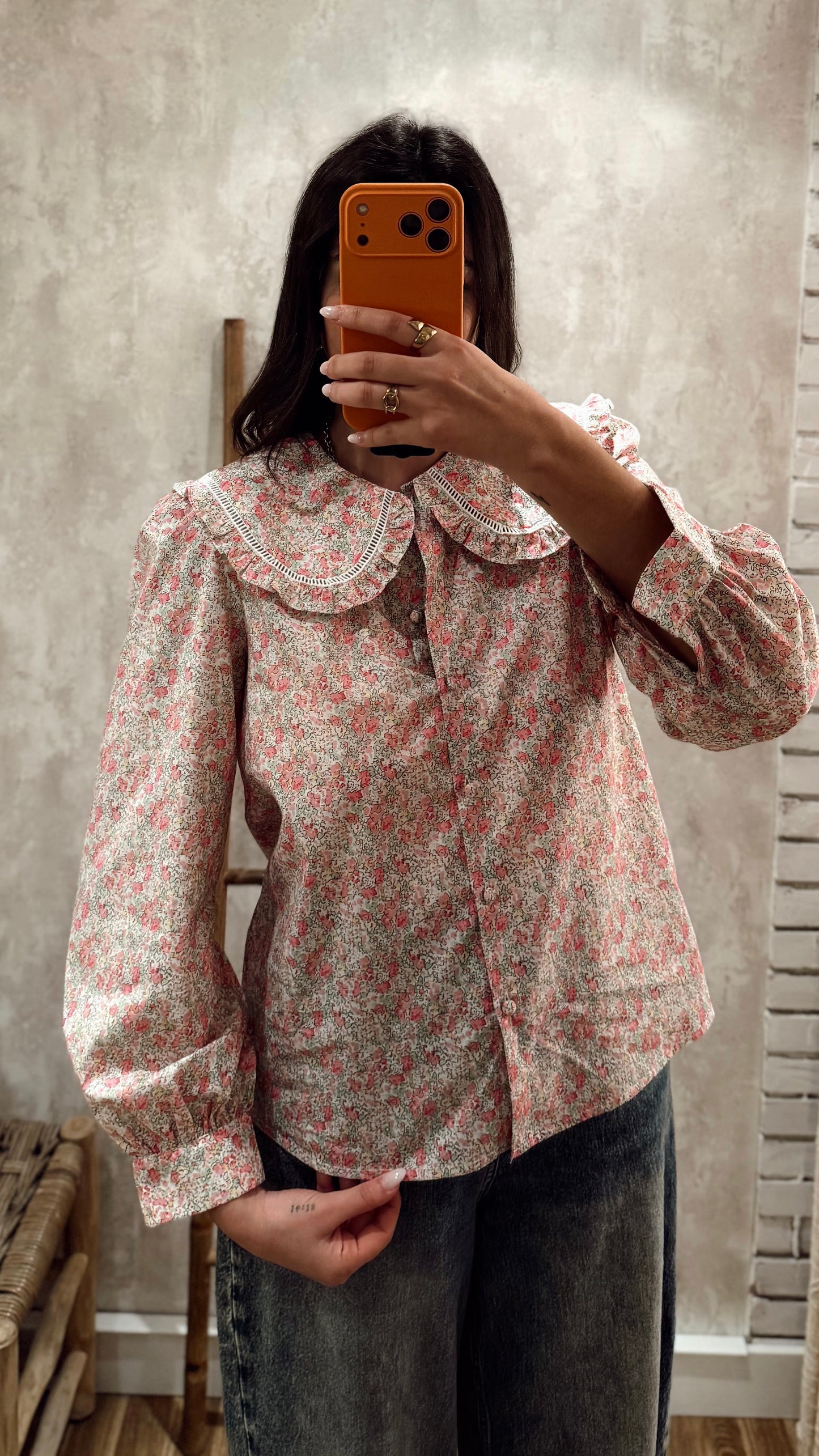 Camisa c/padrão floral e gola