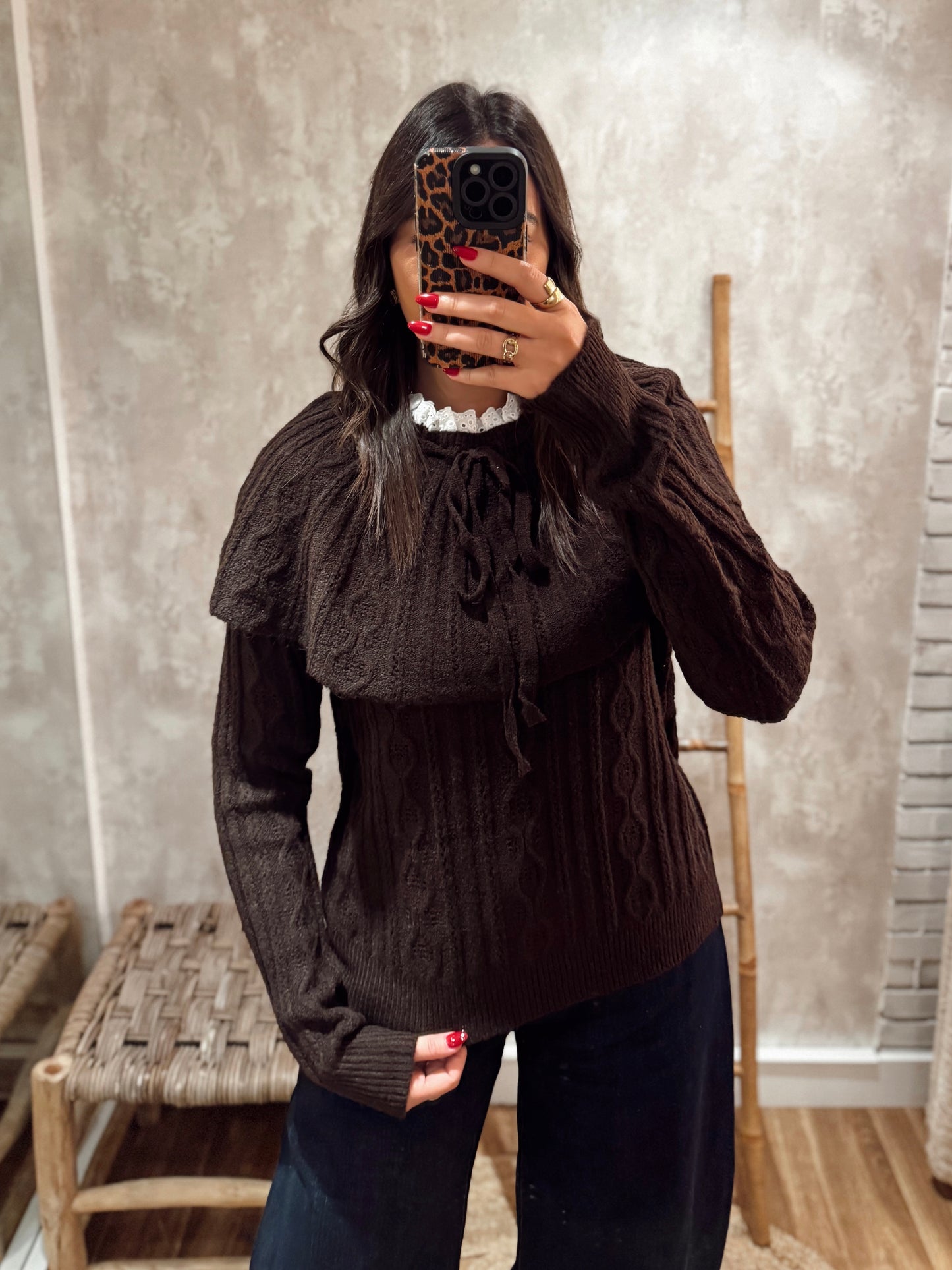 Camisola de malha com gola bordada e folho tipo poncho