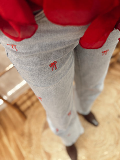 Jeans de ganga com laços bordados