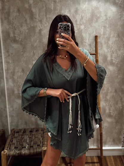 Blusa tipo capa com renda e cinto cordão