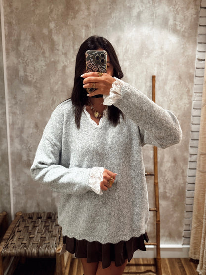 Camisola de malha macia, com detalhe de renda