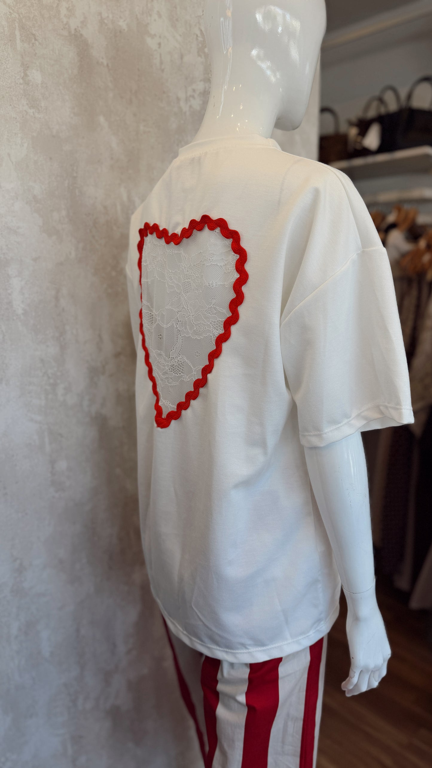T-shirt c/coração nas costas