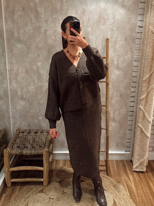 Conjunto de malha com cardigan e saia