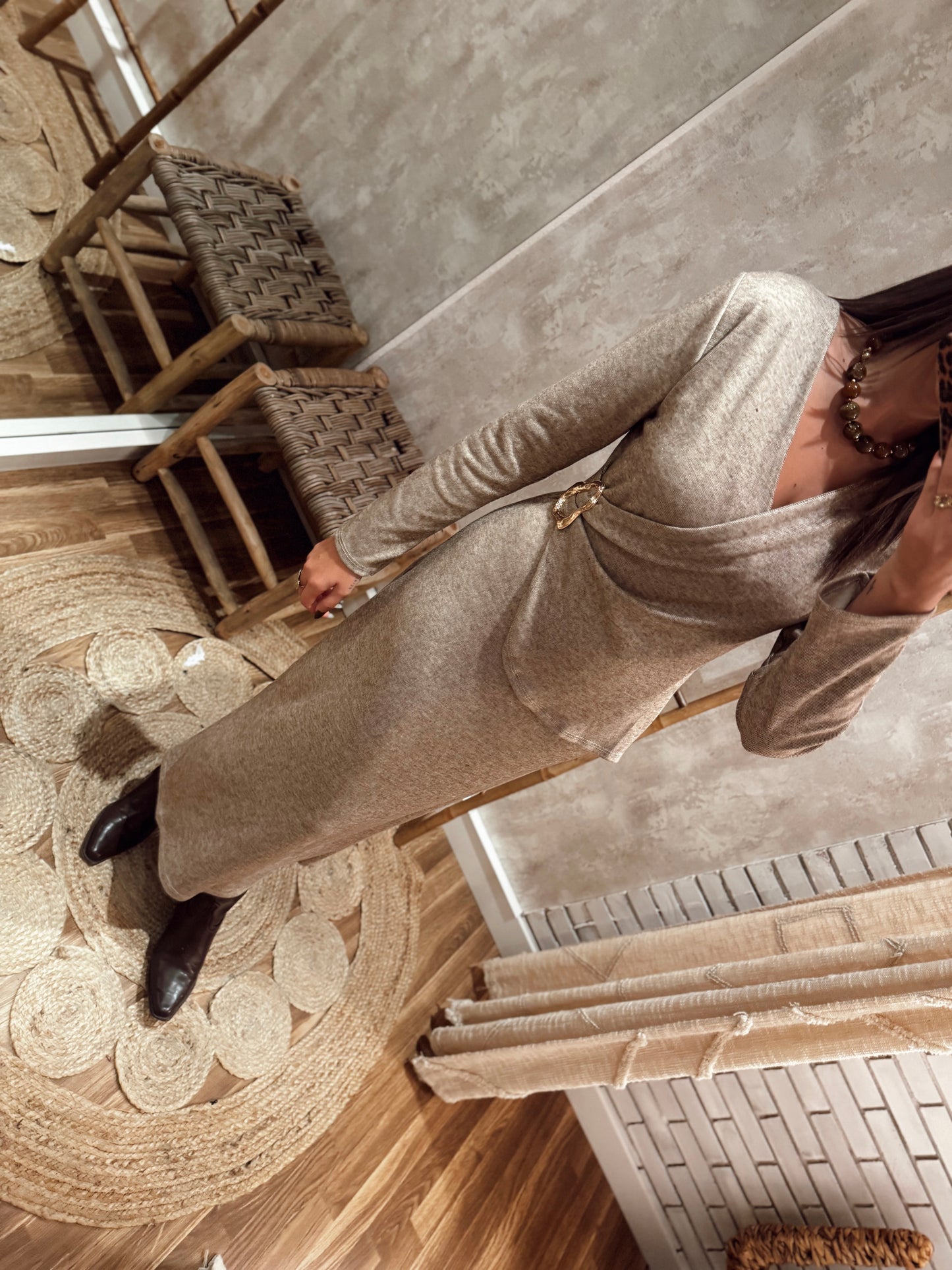 Vestido midi em malha suave c/detalhe dourado