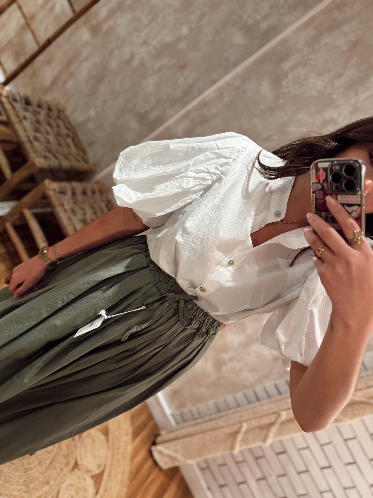 Camisa em algodão com corte direito e manga curta abalonada