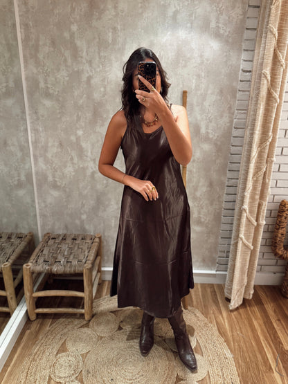 Conjunto de malha e vestido acetinado