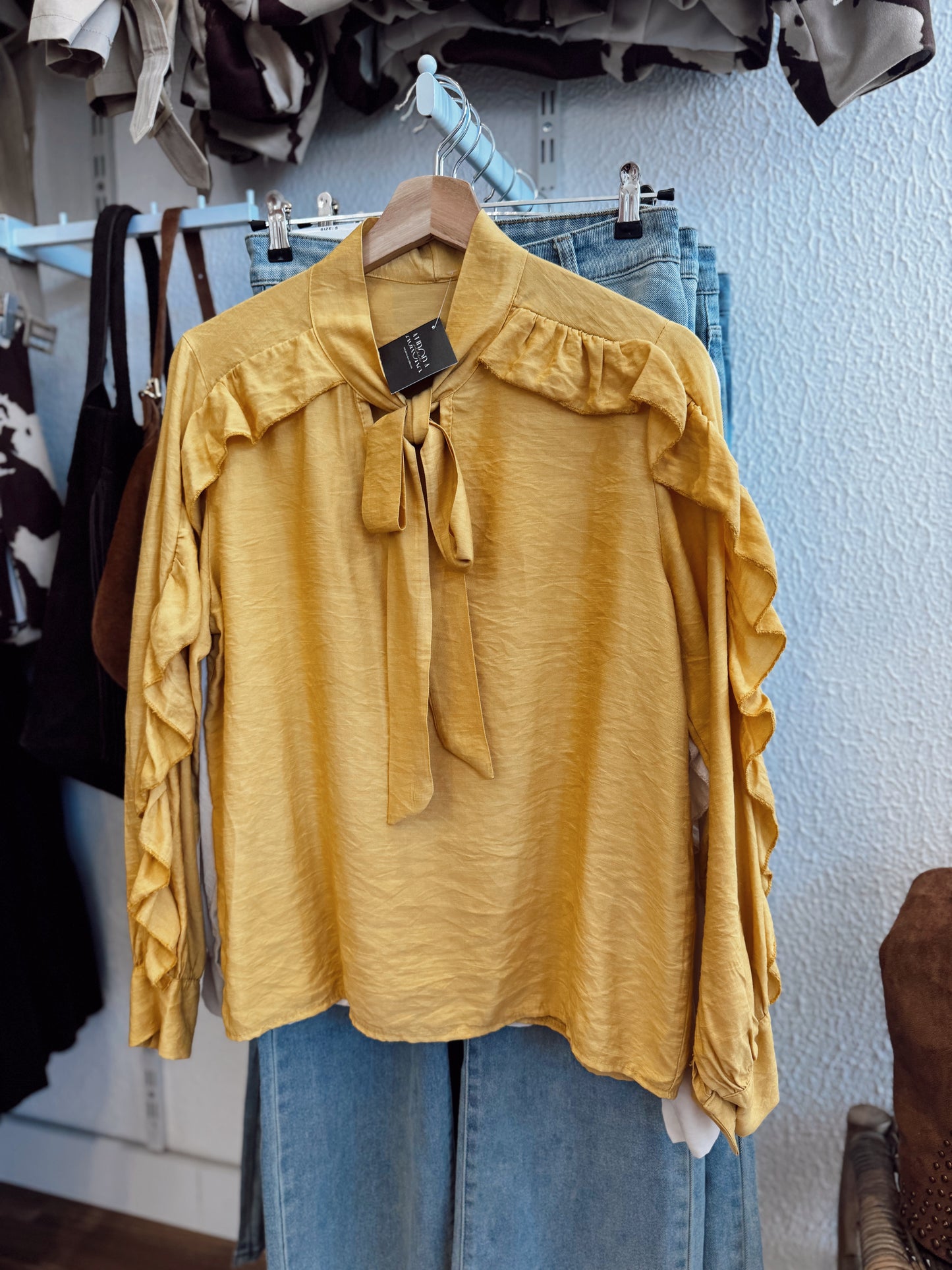 Blusa con volantes a lo largo de las mangas.