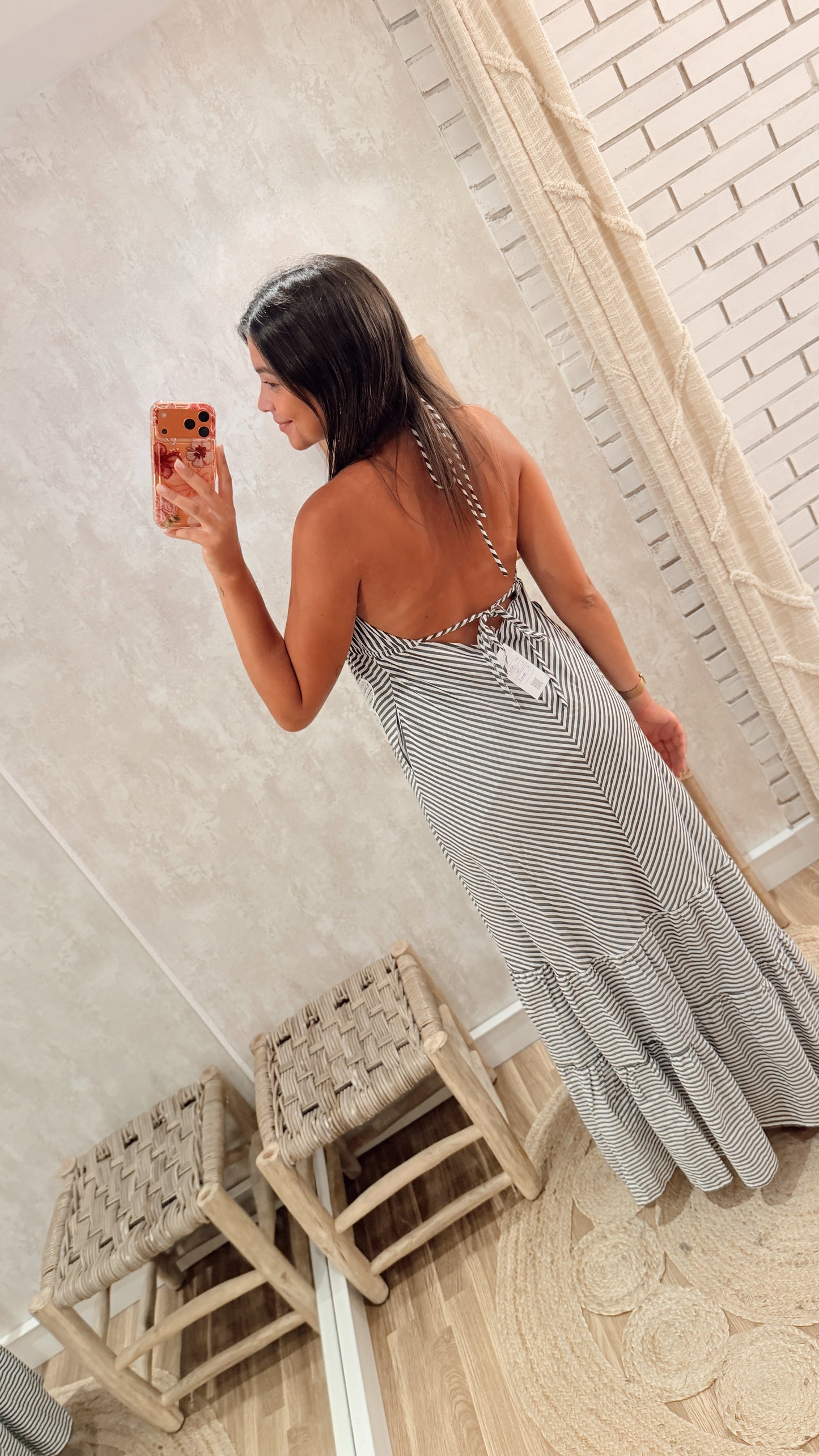 Vestido comprido c/ padrão listado e  bordados