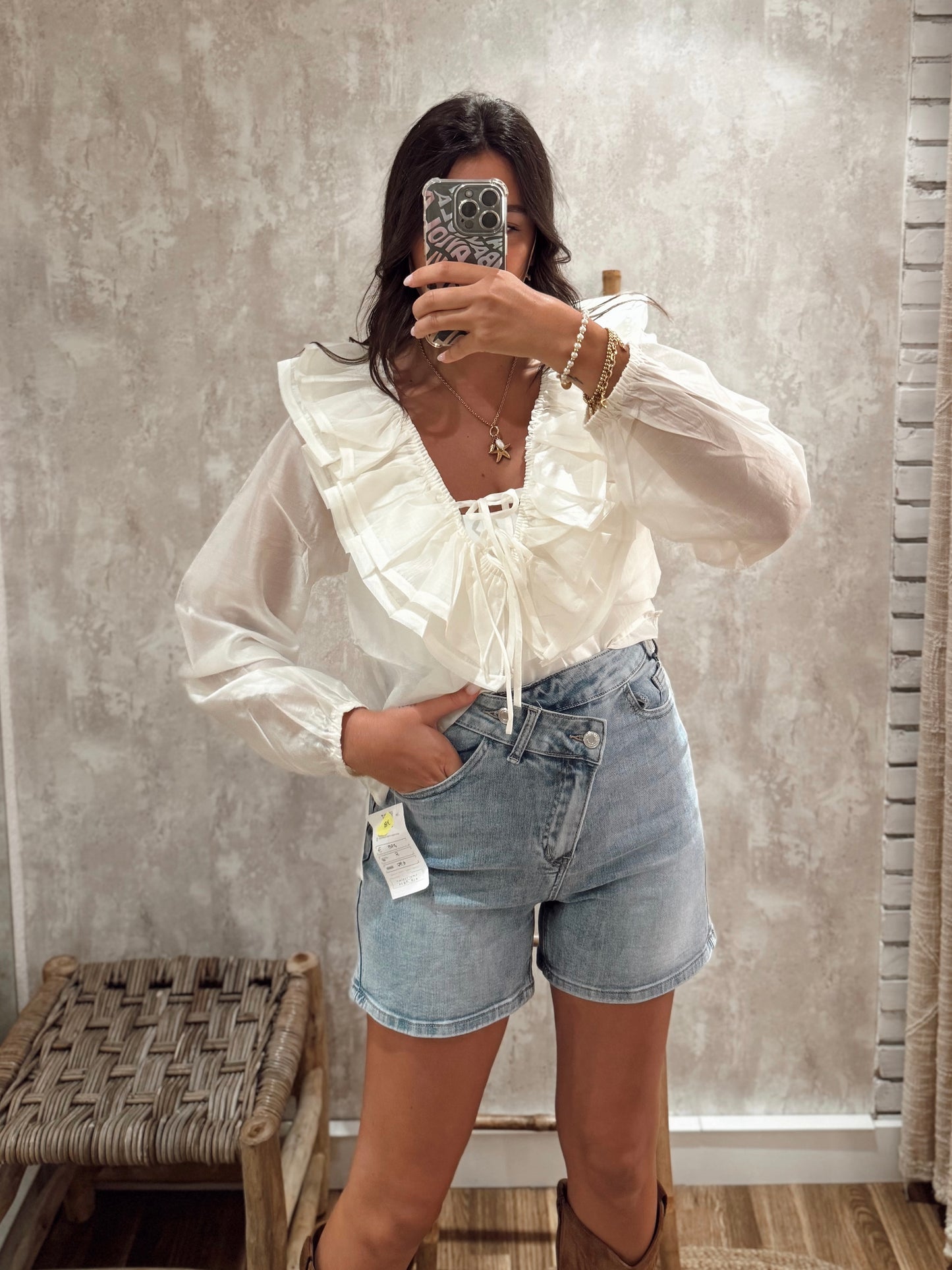 Blusa em seda c/folhos e atilhos