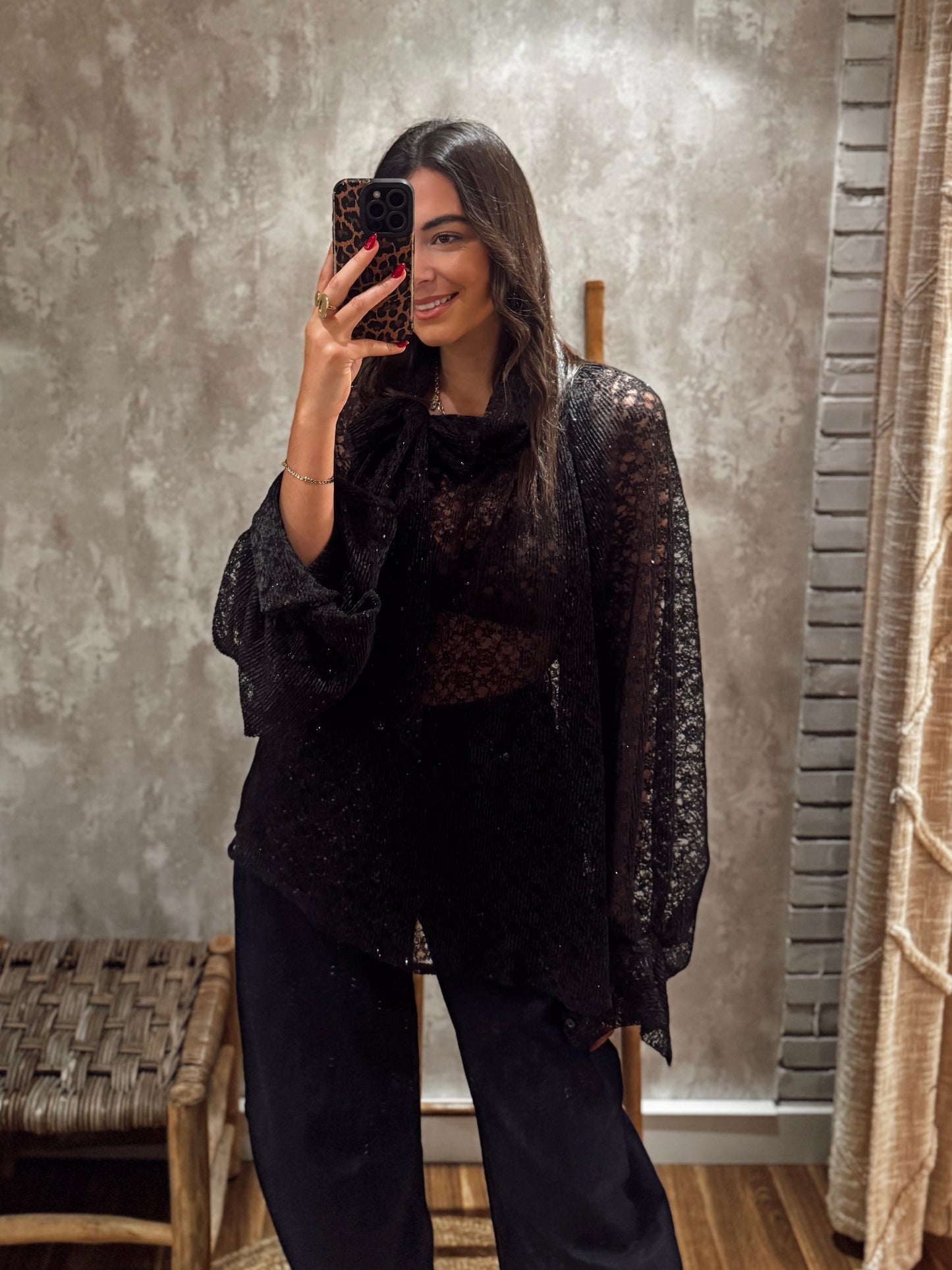 Blusa fluida em tecido transparente com brilho