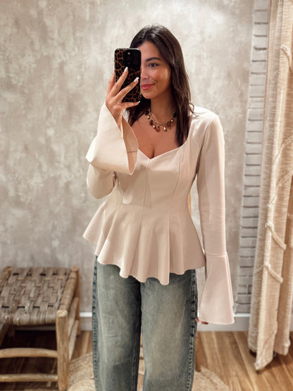 Blusa estruturada com efeito péplum e punhos folhados