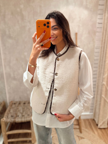 Colete Reversível em Tons Neutros com Padrão aos Quadrados