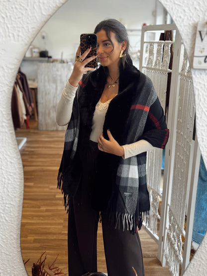 Cachecol estilo capa com gola em pelo