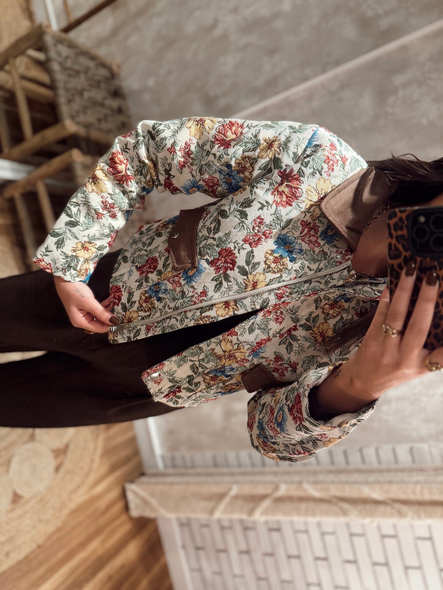 Bomber em tecido c/forro acolchoado e padrão floral - bege