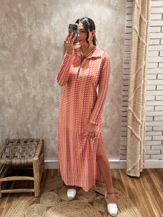 Vestido em croché com manga comprida e decote estilo polo