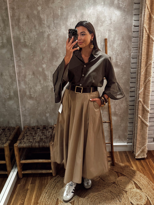 Saia midi em tecido estilo gabardine com cinto