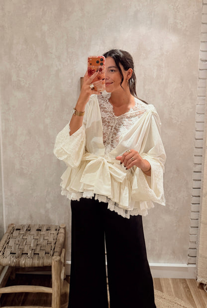 Blusa c/renda e folhos - Mochy