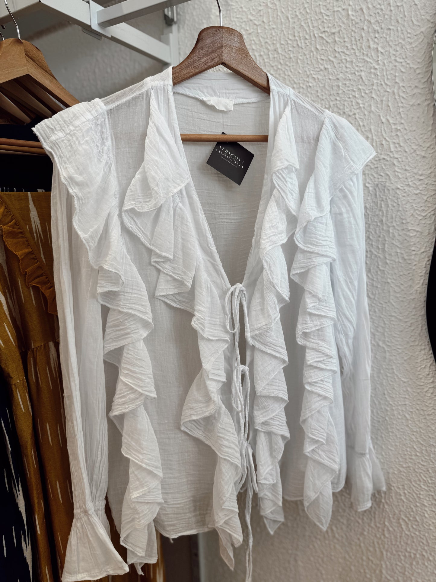 Blusa c/folhos e atilhos