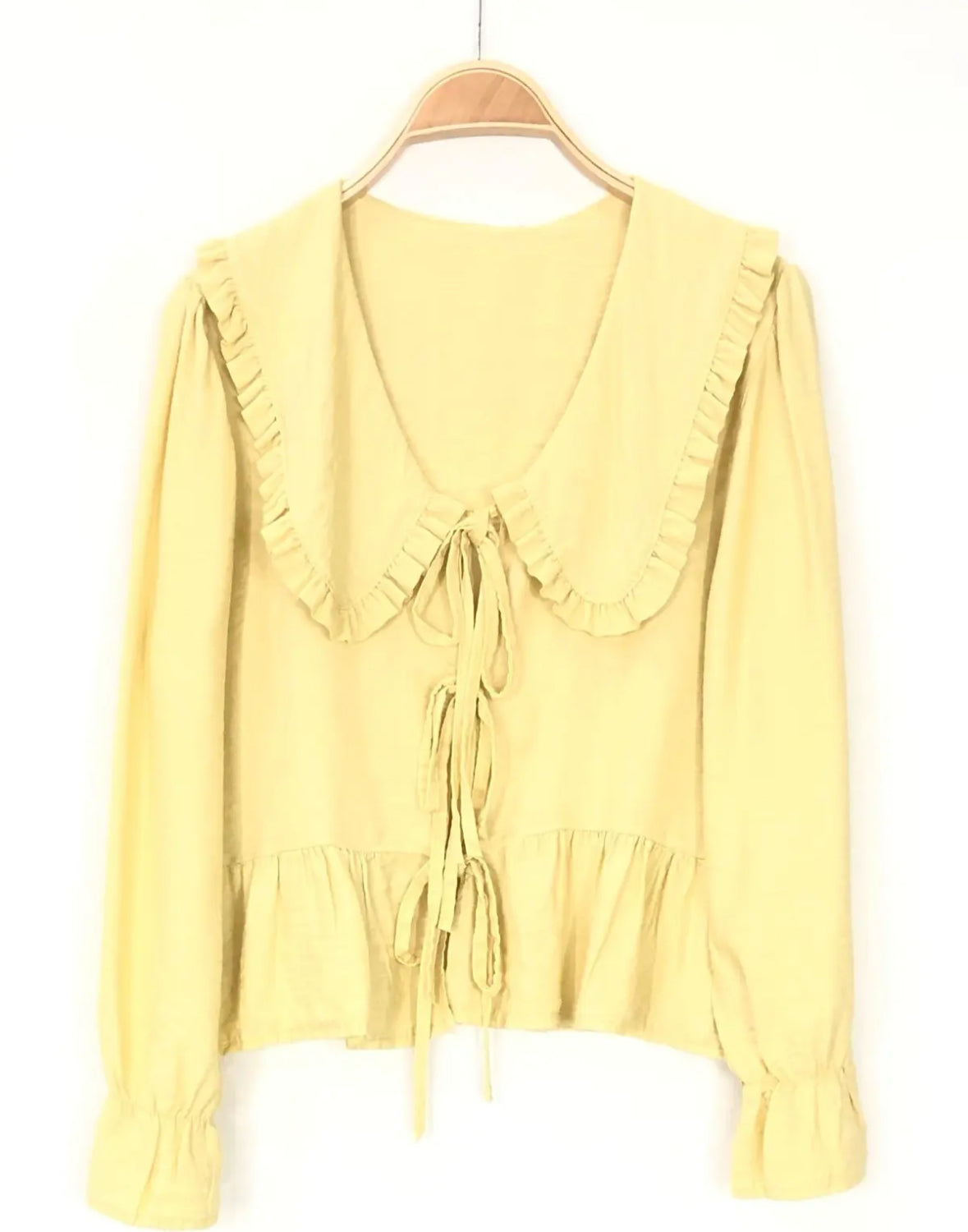 Blusa com gola babete e atilhos