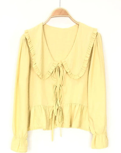 Blusa com gola babete e atilhos
