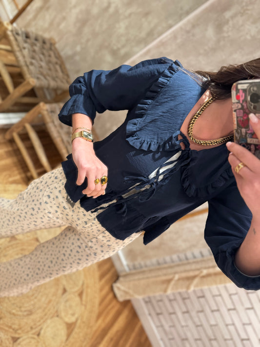 Blusa com gola babete e atilhos